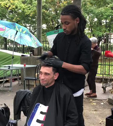 Nicolas Bravo, étudiant en coiffure à Elysées Marbeuf, coupe les cheveux des sdf gratuitement