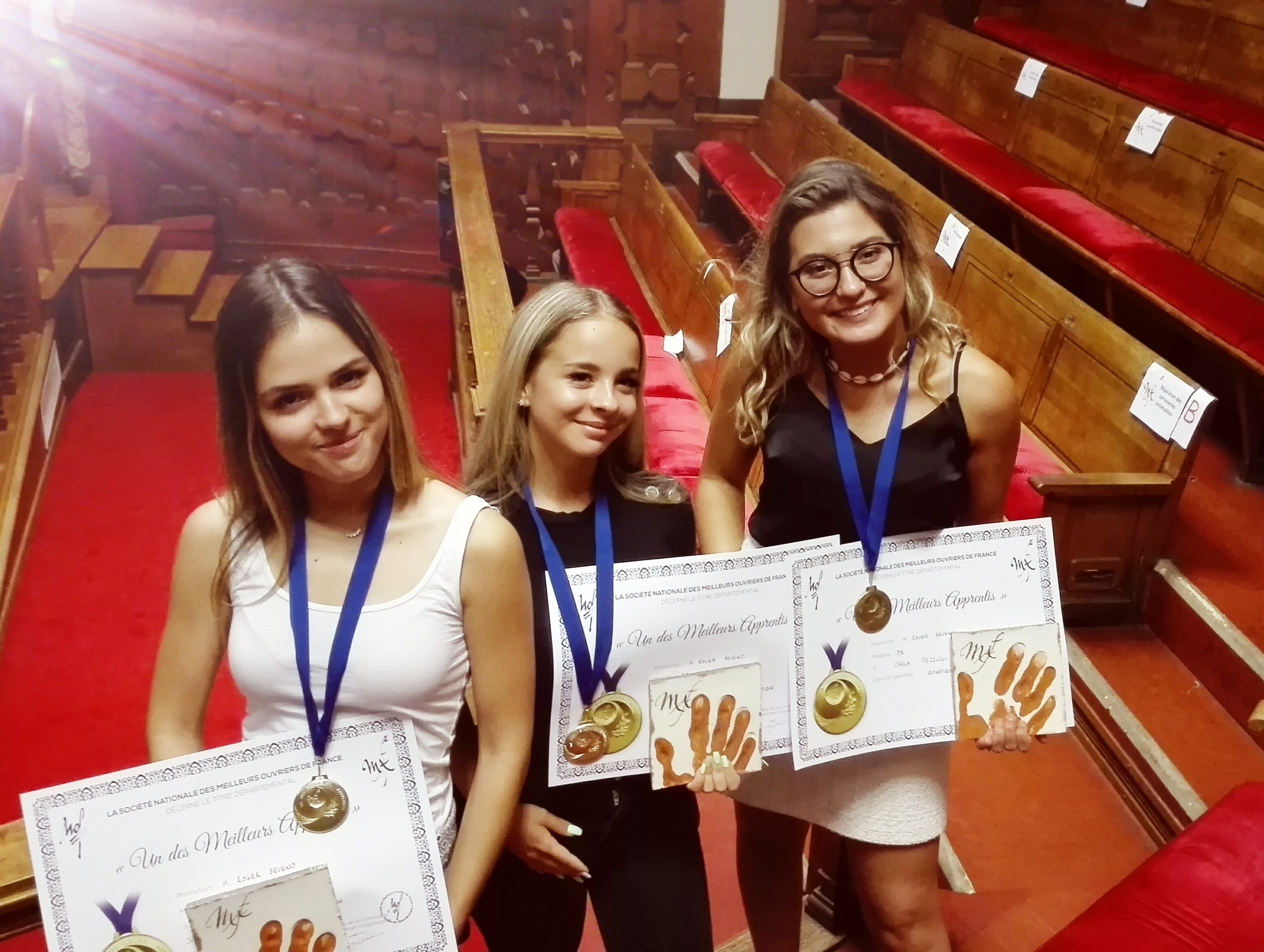 Clara, Mariana et Julia, élèves en CAP esthétique de Cannes ont été médaillées au concours du meilleur apprenti de France