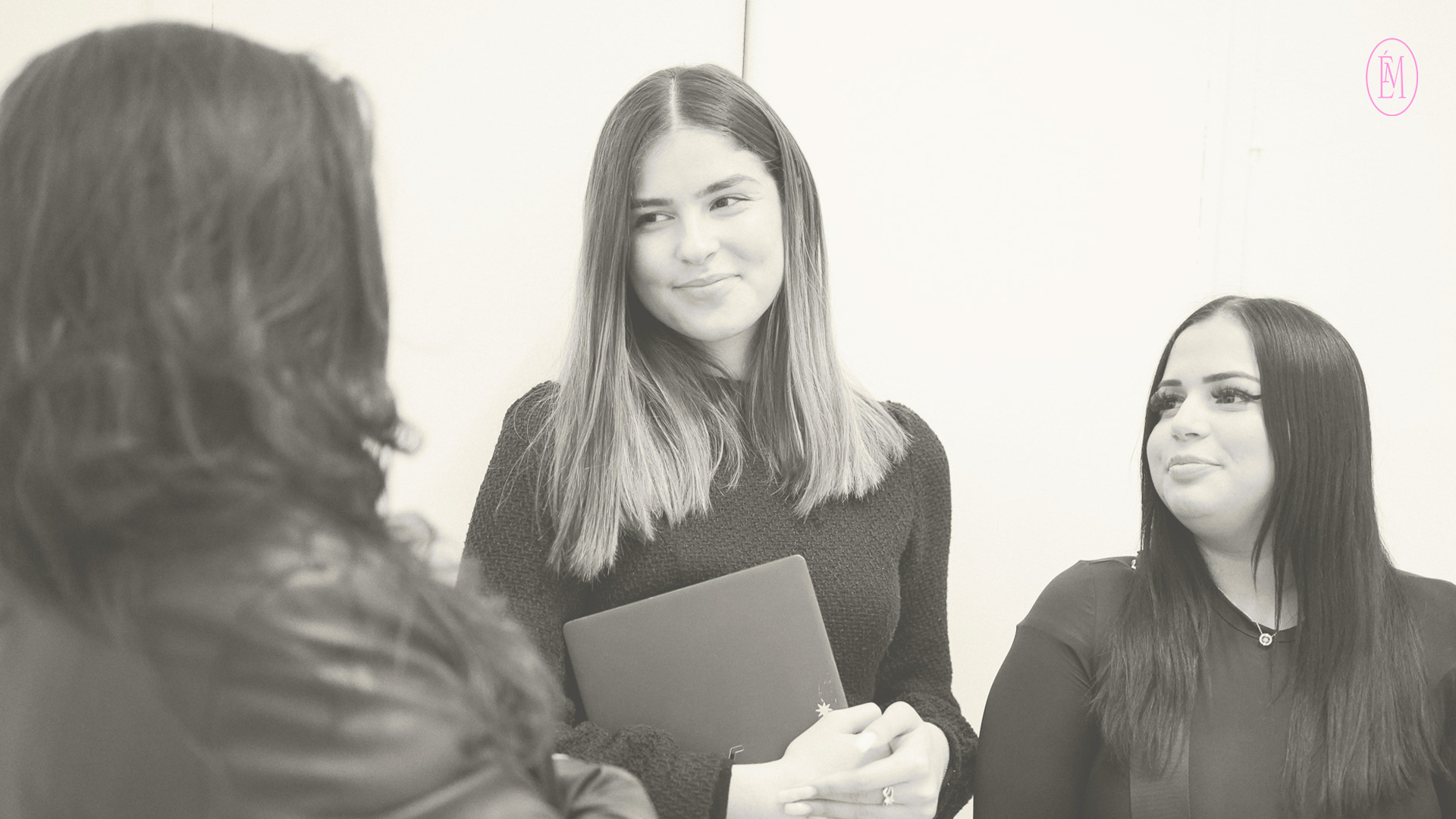 jeune femme qui tient un dossier à la main 