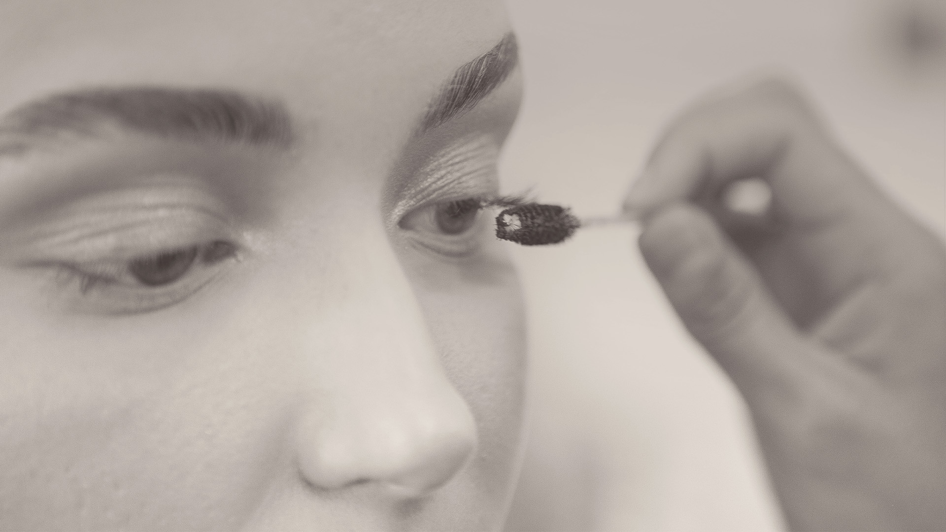 Photo visage femme qui se fait maquiller les yeux