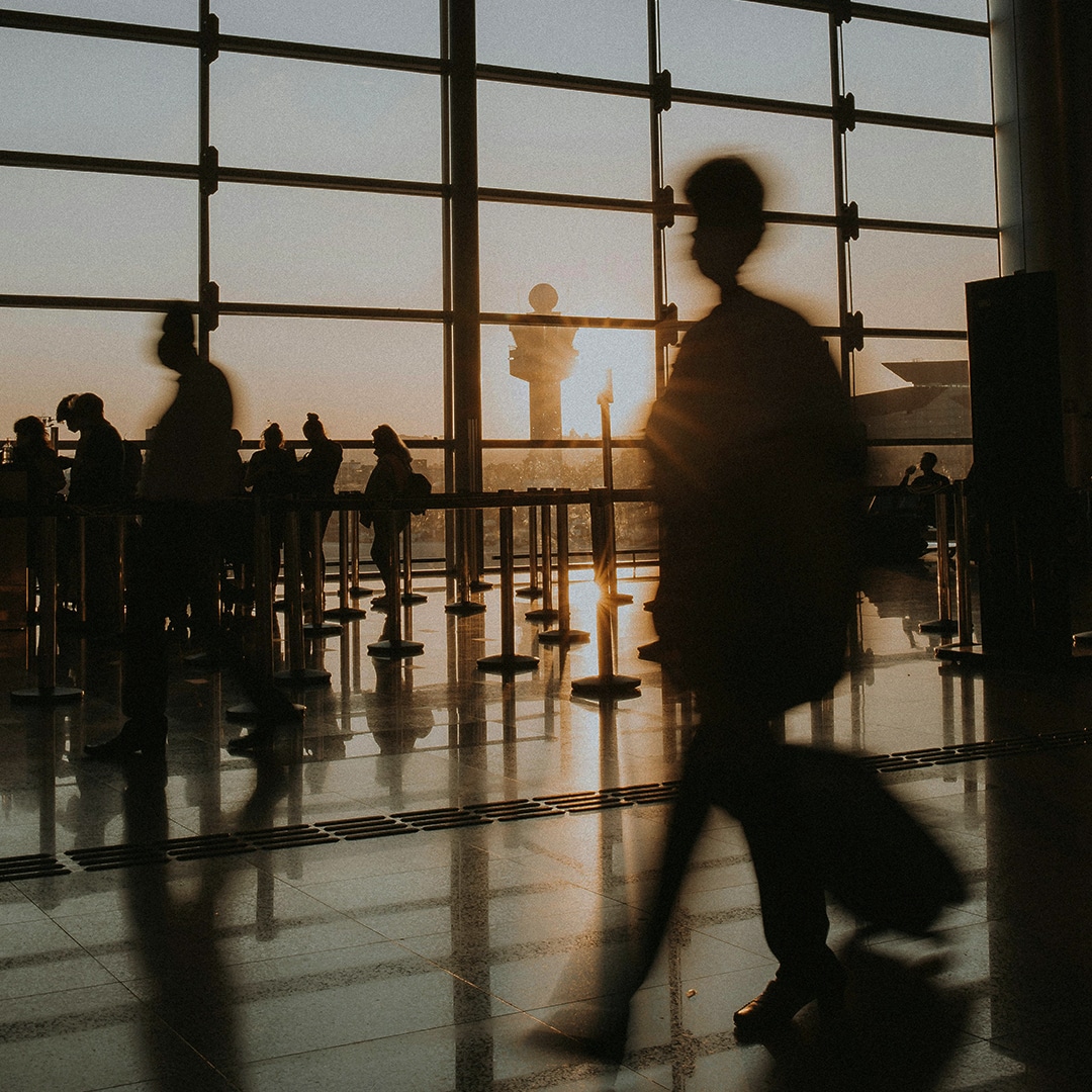 Des passagers qui marchent dans un aéroport