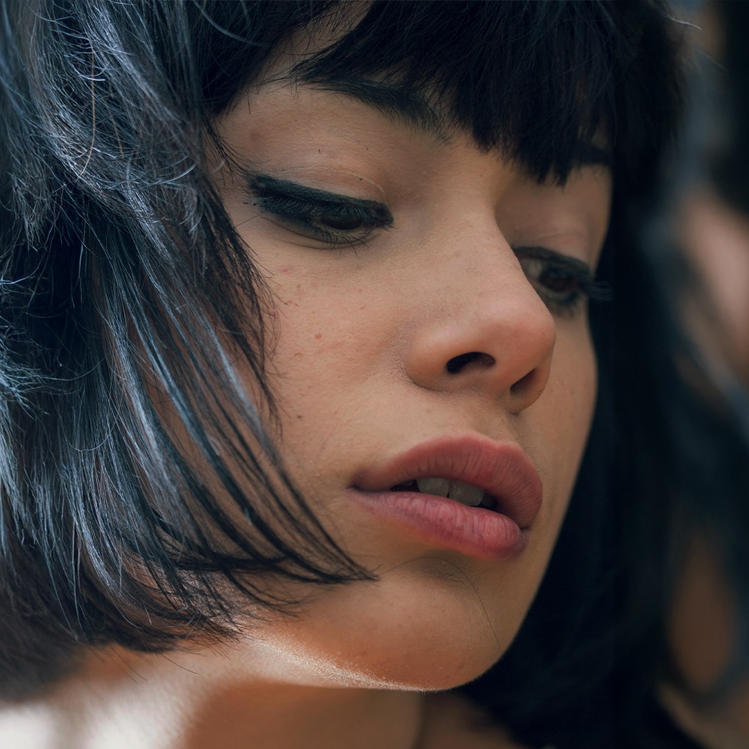 Femme brune qui est coiffée