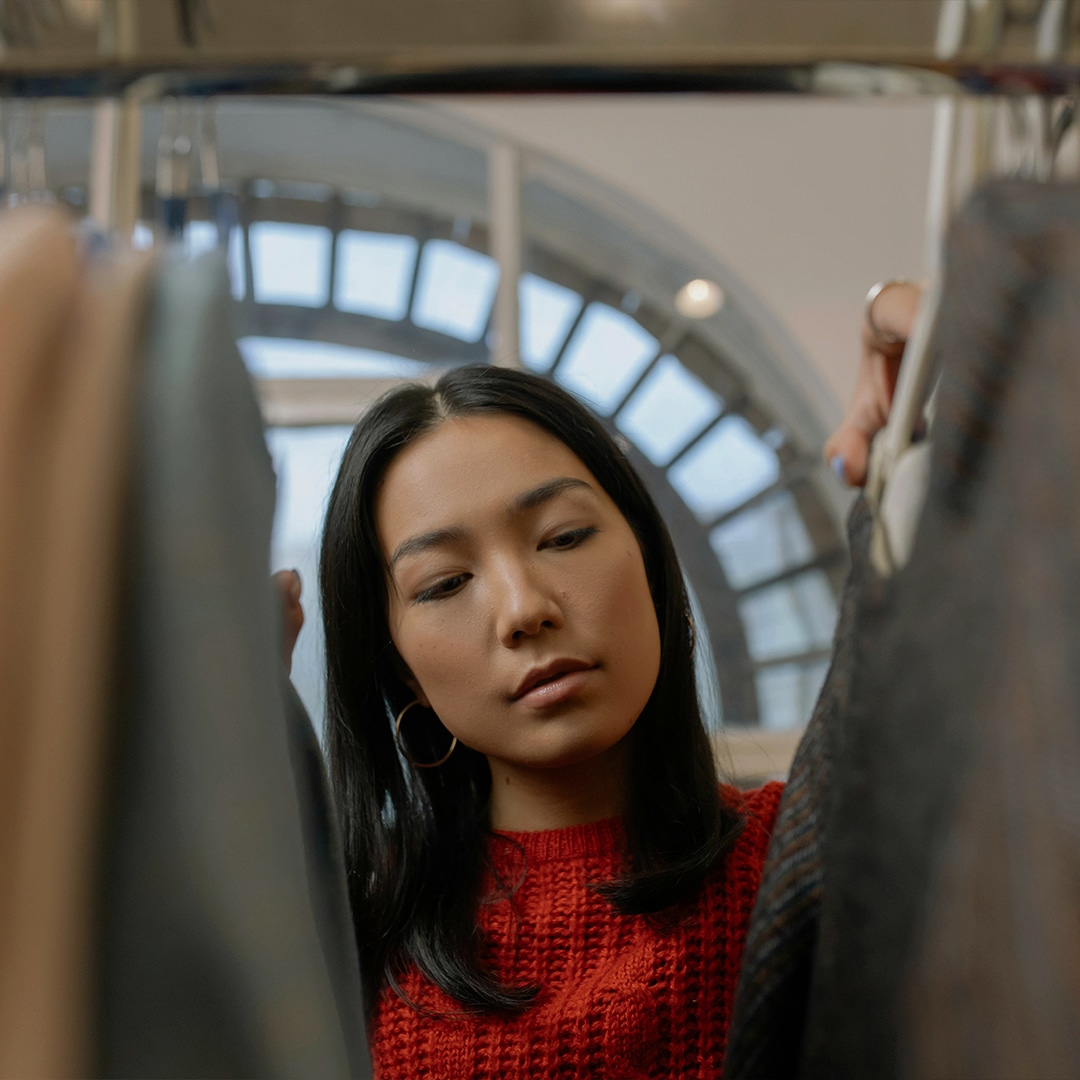 Photo d'une femme qui vendeuse et qui range un rayon