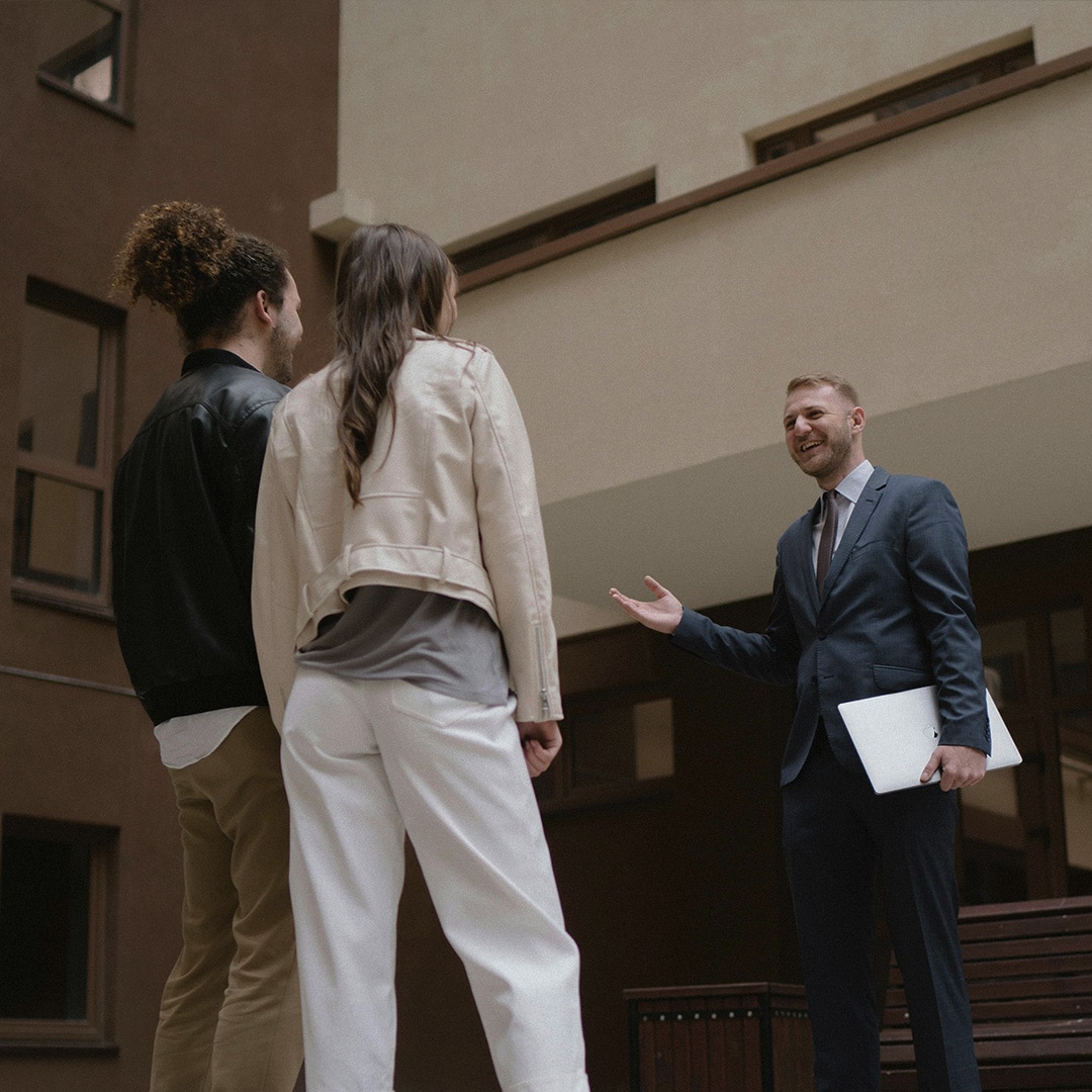 Photo d'un homme qui fait une visite d'un lieu à un couple