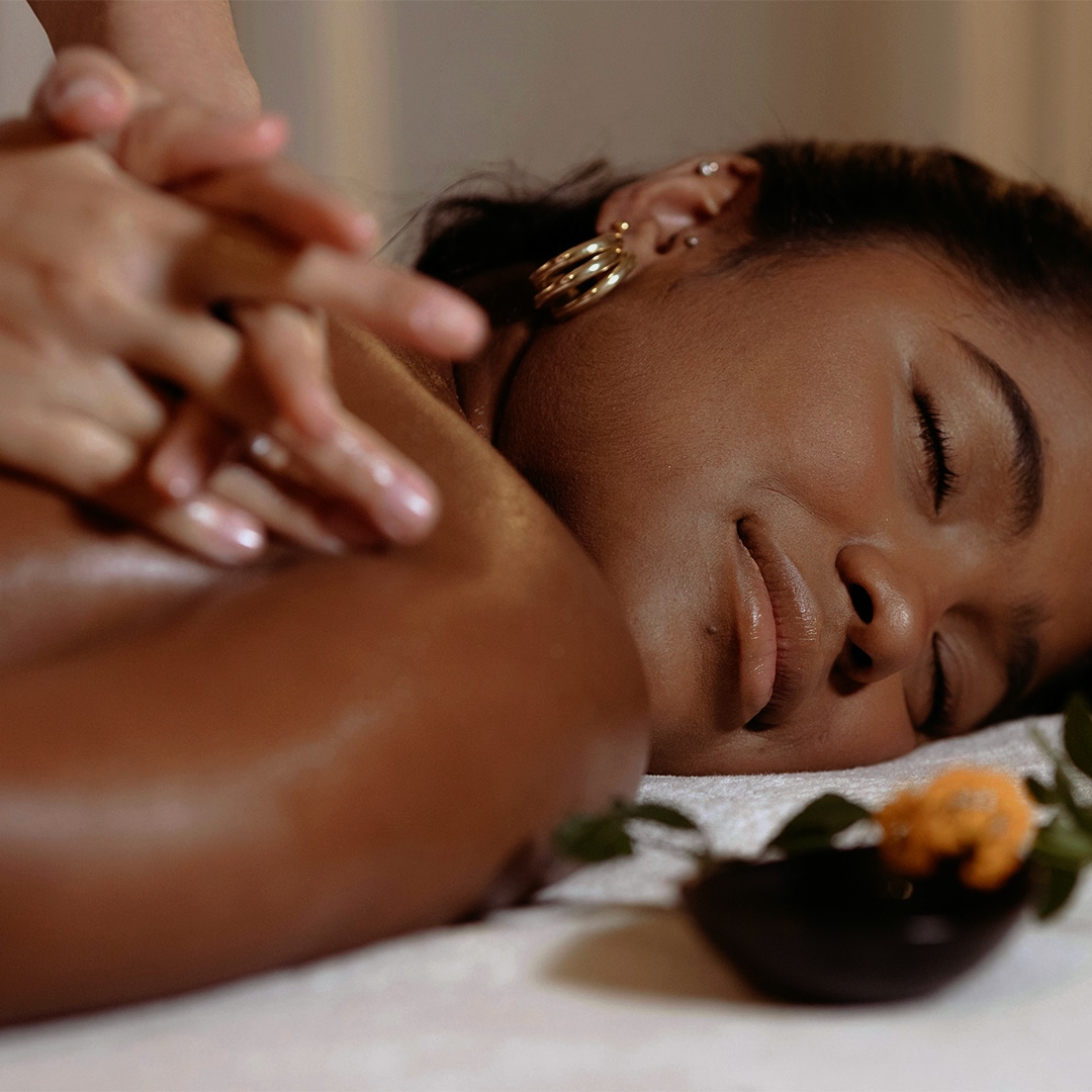 Photo d'une femme qui se fait masser