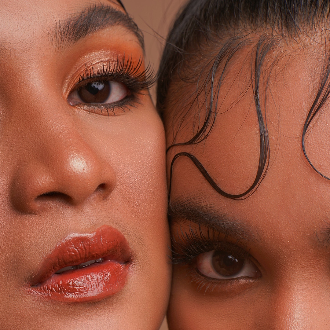Photo de deux femmes maquillées
