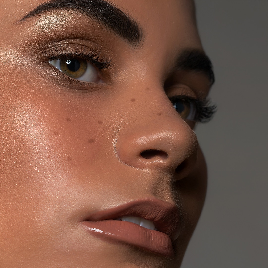 Photo d'un visage de femme maquillée