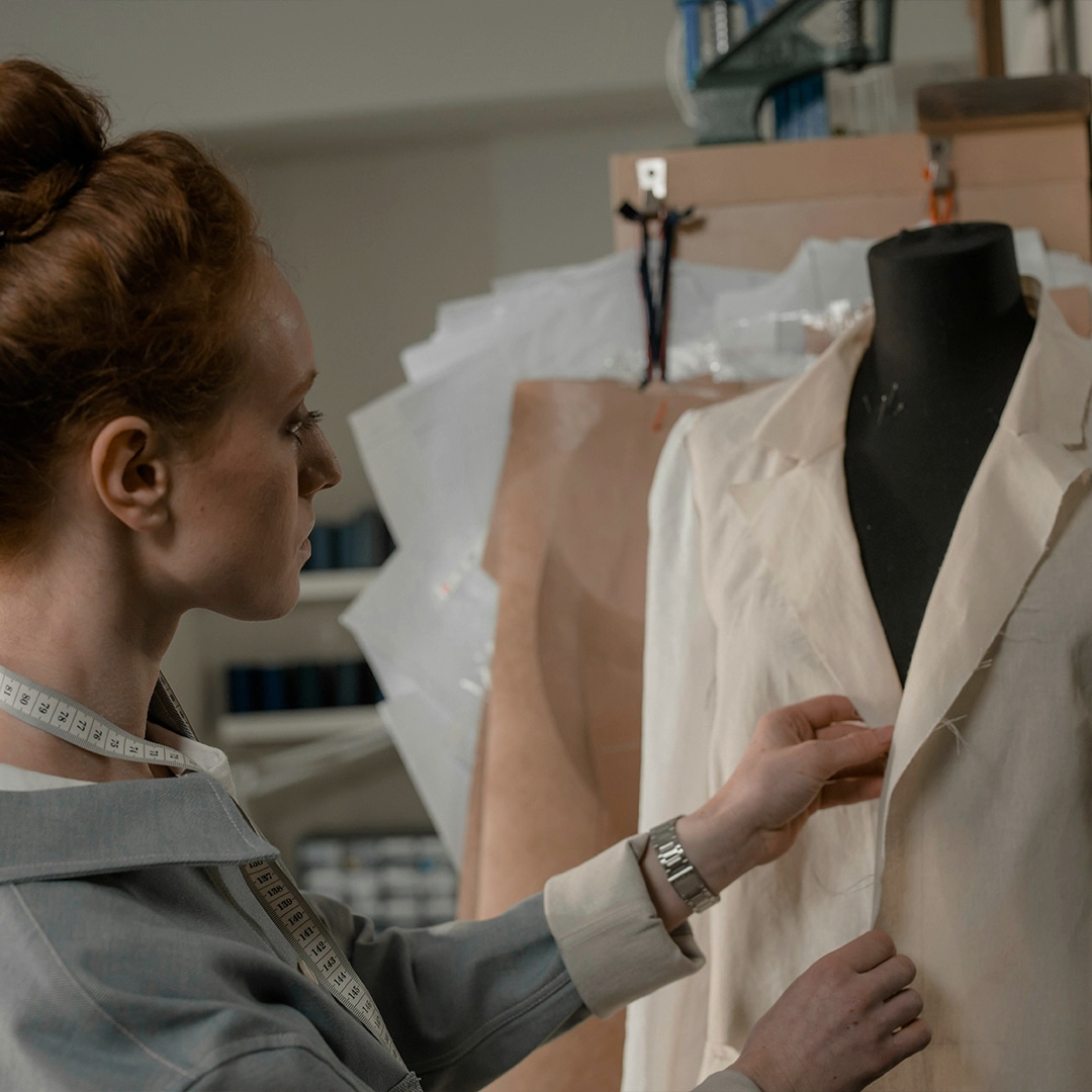 Femme qui conçoit une veste