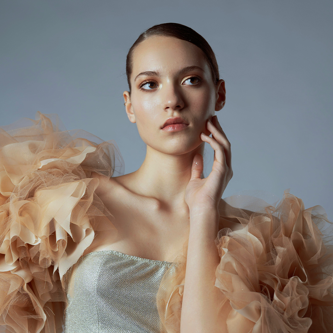 Femme mannequin avec une robe de création