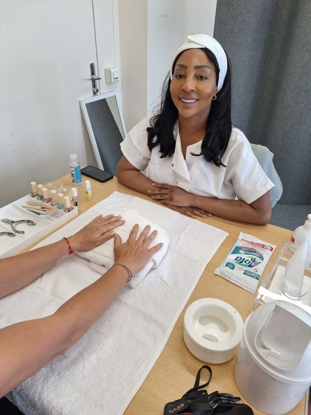 ✨ Retour sur nos journées avec la Police Aux Frontières de Roissy Charles de Gaulle ! ✨

Pour la 3ème année consécutive, nos élèves en coiffure et esthétique accompagnés de leurs professeurs ont pris soin de près de 70 agents leur offrant un vrai moment de détente et d’échange dans un cadre hors du commun.

💇‍♂️ Des Ateliers soins, coiffure, barbe, maquillage ou encore manucure étaient au rendez-vous❕

Merci pour la confiance renouvelée et l’accueil toujours aussi chaleureux 🙏 Un grand bravo à nos élèves pour leur engagement et leur écoute et à nos formatrices Mme Gastal et Mme Ménager pour leur professionnalisme et leur conseil 👏🏼

#policeauxfrontieres #bienêtre #coiffure #esthetique #maquillage #barber #makeup #nailart #manucure #roissycharlesdegaulle #engagement #echange #étudiants #paris #2025 #elyseesmarbeuf