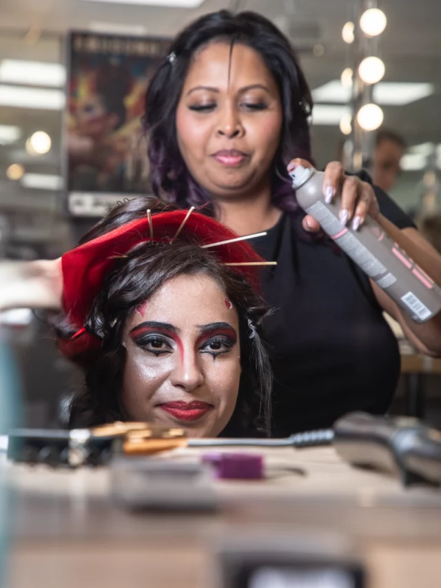 🎪✨ Retour en images sur notre concours artistique coiffure sur le thème CIRCUS ! ✨

Nos étudiants en coiffure avait un objectif précis : reproduire un chignon artistique alliant technique et imagination 💫

Un grand bravo à tous les participants pour leur créativité et leur maîtrise technique ! 👏💇‍♀️

👏 Félicitations à :

* Sandrine Predheep 🥇
* Shanna Verdoy @styled.bysavage 🥈
* Fatime Darbo 🥉
* Germain Fregeac @sen.sen.world
* Emma Dufetre @emma.coiffure2024
* Emma Risbec @emma.risbec
* Adelina Lepetit @adelinahairstylist

🙏 Un grand merci également à nos formateurs, Virginie, David et Marie-Emilie pour leur accompagnement ainsi que nos 3 jurés !

#concourscoiffure #circus #coiffureartistique
#haircompetition #chignonartistique
#missparis2025 #hairshow #hairartistry
#artcoiffure #elyseesmarbeuf