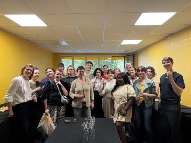 ✨ Clap de fin pour l’année 2024-2025 du Pôle Mode de l’école 👠
 
Ces 7 et 8 juillet, notre campus de Mirabeau a accueilli deux journées consacrées à l’entrepreneuriat dans la mode.

📌 Au programme : structuration d’un projet, stratégie de marque, marketing et pitch. Merci à Guillaume Olivié pour avoir animé ce module avec autant de clarté et de passion.
 
🍸 La session s’est clôturée par un cocktail réunissant étudiants, professeurs et alumni, dans un esprit de partage et de transmission.
 
👏 Félicitations aux étudiants pour leur implication et merci aux enseignants qui les ont accompagnés tout au long de l’année. Merci également aux alumni présents pour leur retour d’expérience 👏🏼

#alumni #cocktail #mode #marketing #strategie #etudiants #formamod #partage #projets #btsmmv #fashion #stylisme_modélisme #ecoledemode #elyseesmarbeuf