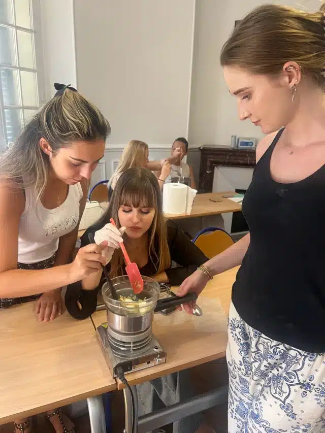 📍Atelier cosmétologie sur notre Campus de Cannes – contour des yeux solide 🌿👁️‍🗨️

Nos étudiantes ont mis la main à la pâte pour fabriquer leur propre contour des yeux solide !
Encadrées par leur professeure, Madame Tison, elles ont découvert les secrets des bienfaits d’actifs naturels 🌼

Un atelier 100 % pratique et 100 % fait maison 💚 Bravo à toutes pour leur créativité et leur sérieux 👏✨

#cosmétologie #contourdesyeux #formationesthétique #esthétique#atelierbeauté #soinsnaturels #créativité #cannes #cotedazurfrance #elyseesmarbeuf