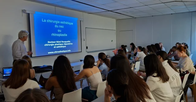 📸 Retour en images de l’intervention du docteur Rémi Rouquette 📸
 
Nos élèves de BTS Esthétique Cosmétique et Parfumerie ont eu l’honneur d’assister à une intervention animée par le docteur Rémi Rouquette, chirurgien spécialiste en chirurgie plastique reconstructrice.
 
Durant cette rencontre, le Dr Rouquette a partagé les nouvelles avancées technologiques dans le domaine de la chirurgie esthétique et réparatrice. Un moment d’échange inspirant qui a permis à nos étudiants de mieux comprendre les liens entre la médecine esthétique et leur futur métier.
 
Un grand merci au @dr.rouquette pour sa disponibilité, son professionnalisme et la richesse de son intervention. 🙏
 
Merci également à nos étudiants pour leur écoute attentive 👏
 
#bts #esthétique #btsesthetique #docteurrouquette #chirurgie #soin #beauté #beauty #institut #chirurgieesthétique #chirurgieplatique #étudiant #echange #intervention #medecineesthetique #formation #mecp #paris #elyséesmarbeuf