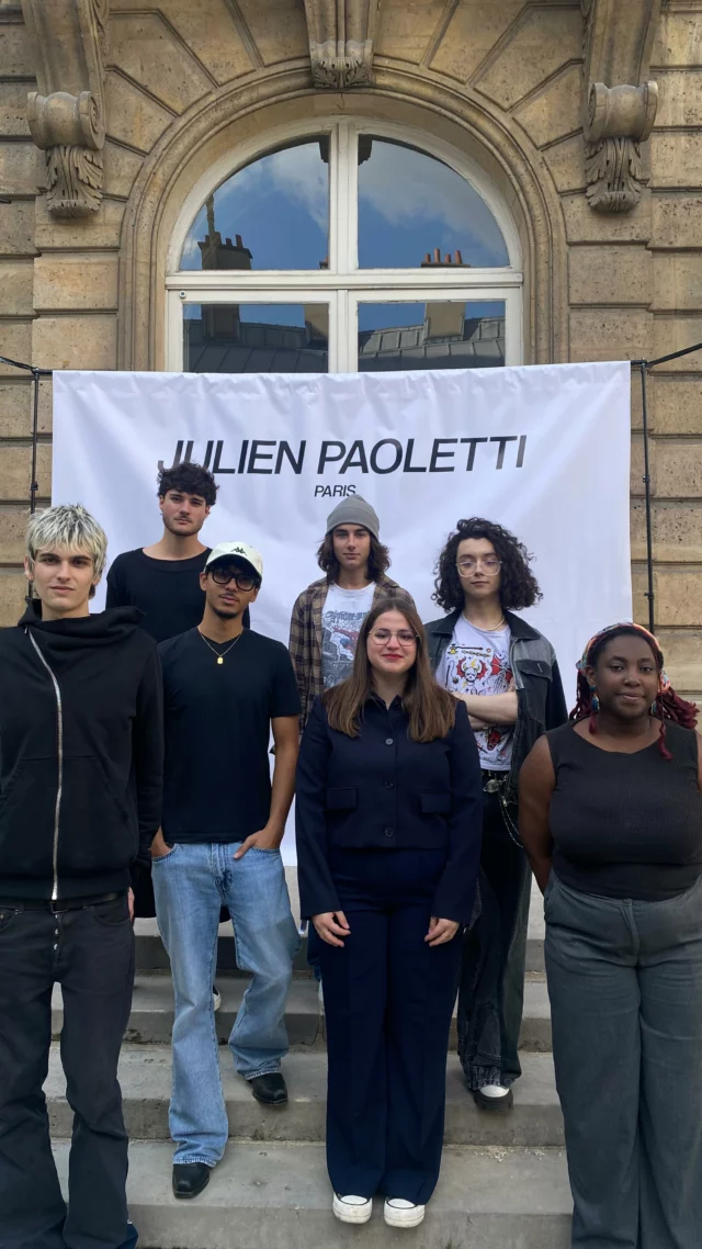 ✨ Nos étudiants BTS MMV en BACKSTAGE au défilé de Julien Paoletti ! ✨ 

Vous avez suivi l’annonce, voici les images tant attendues ! Nos étudiants de BTS Métiers de la Mode et du Vêtement ont vécu une journée inoubliable dans les coulisses du défilé du talentueux @julienpaoletti ce lundi 29 septembre.

Un grand bravo et merci à nos étudiants pour leur participation et leur investissement !😊
@nymphea_13 @haron.mln @lohadess @leaacreation @mrln_yzd @tristanjzzz @roman.brwsk @vock.venock 

🎤 Merci à @julienpaoletti et à toute son équipe pour cette opportunité unique👗✨

#btsmmv#julienpaoletti #backstage #défilé#fashion#mode#fashionshow#fashionista#style#metierdelamode#paris#elyseesmarbeuf