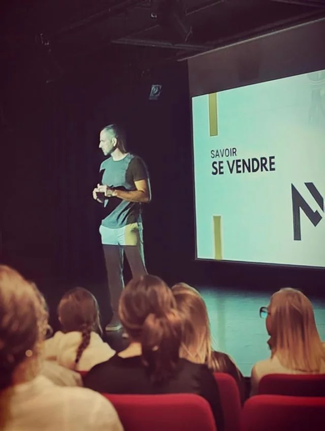✨ Rentrée des BTS sur notre Campus de Cannes ✨

Il y a quelques semaines maintenant, nos étudiants en BTS ont fait leur grande rentrée 💫

Au programme de ce séminaire de rentrée :
💬 Un atelier inspirant animé par Nathan Bonhomme autour d’un thème essentiel – « Savoir se vendre », pour apprendre à valoriser ses compétences avec impact.
👗 Une rencontre enrichissante avec Yulia Moati, styliste et personal shopper, pour travailler sur l’image personnelle, le style et la confiance en soi.
🗝️ Un escape game conçu par notre équipe, un moment de cohésion et de team building signé Nastasia Bellone et Arnaud Pollet 👏

Une rentrée rythmée par le développement personnel, l’esprit d’équipe et la découverte de soi 🌟

#backtoschool #rentrée2025 #bts #formation #etudiants #seminaire #teambuilding #escapegame #cohesion #développementpersonnel #espritdéquipe #partage #styliste #cannes #elyseesmarbeuf