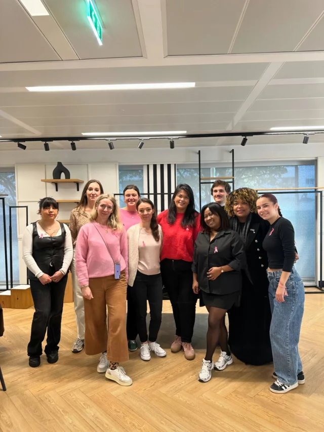 🎀 NOS ÉTUDIANTS DU PÔLE COIFFURE S’ENGAGENT POUR OCTOBRE ROSE 💗
 
Nos trois étudiantes et alumni du pôle Coiffure ✂️ Myriam, Emma @emma.risbec et Nadine @kantocoiffure ont participé à la journée “Coupe de cheveux solidaire” organisée à Paris dans le cadre d’Octobre Rose 🎀, au côté du Groupe Beaumanoir @groupe_beaumanoir 
 
Durant cette journée, les collaborateurs volontaires ont pu faire don de mèches de cheveux… tout en repartant avec une nouvelle coupe pleine de sens 🌸
 
👉 Les mèches récoltées serviront à fabriquer des perruques pour les personnes atteintes de cancer, mais aussi à dépolluer les sols et les eaux.

Un beau geste, à la croisée de la solidarité et de la durabilité 👏🏼👏🏼

#octobrerose #coiffure #solidarité #dondecheveux #prevention #cancerdusein #luttecontrecancer #bienetre #engagement #solidarité #sensibilisation #sante #etudiant #alumnis #elyseesmarbeuf