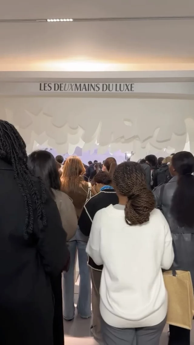 ✨Immersion au cœur de l’excellence pour nos étudiants en BTS Métiers de la Mode-Vêtements !✨

Ils ont eu l’incroyable opportunité de se rendre à l’événement « Les Deuxmains du Luxe » qui s’est tenu au prestigieux Grand Palais. Cet événement unique a permis à nos étudiants de découvrir les coulisses des plus grandes maisons de luxe françaises.👗✨

Au programme : 

👉des ateliers interactifs
👉des démonstrations de savoir-faire 
👉la découverte de gestes techniques 

Nos étudiants ont pu échanger avec des artisans passionnés. Une expérience enrichissante qui leur a permis de mieux comprendre les exigences de ce secteur et de nourrir leur passion pour la mode et le luxe.

Un immense merci au @comitecolbert pour 
cet événement exceptionnel et pour avoir permis à nos étudiants d’y participer. 🙏 

#BTSMMV #MétiersDeLaMode #LesDeuxmainsDuLuxe #GrandPalais #SavoirFaireFrançais #Luxe #Artisanat #Formation #Étudiants #mode#fashion#elyseesmarbeuf#paris
