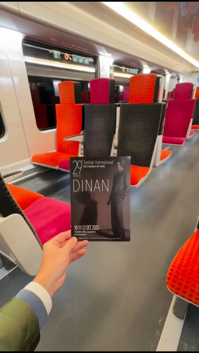 ✨ Un week-end placé sous le signe de la créativité ✨
 
Nos équipes ont eu la chance d’assister à la 29e édition du @festivalmodedinan dont notre école était partenaire. Un moment fort pour la jeune création.

Entre tables rondes passionnantes, exposition des collections des finalistes, défilé des créateurs en compétition et remise des prix, cette édition nous a encore une fois inspirés. 💡
 
Un grand merci à @dominiquedamienrehel pour cette belle édition et ce partenariat réussie ! 
 
Félicitations à Julien Paoletti @julienpaoletti pour son prix ainsi qu’à tous les autres finalistes : Eden Kilola Zola @_edenparadise – Rebecca Nardi @rebecca_nardi_styliste – Kalista Rebours @kalistarebours - Daphnée Charot – Hugo Gaudry @hugo_botemps– Léa Senda @senda__lea - Luna Gambier @lunamodio – Gianni Lafay @gianni_versaccii – Maxime Varrier @maxime_varrier! 👏
 
Un plaisir immense pour toutes les rencontres : @evegillesoff @rodrigobasilicati @nellyrodi @emeline_beaum @pierretalamon @federationhabillement @plateaufertile.paris @charlesdore @cdesign_plm @vinnzgef

#festivaldedinan #mode #partenariat #création#defiledemode #createursdemode #fashionfestival #fashionevent #créateurs #dinan #julienpaoletti #elyseesmarbeuf