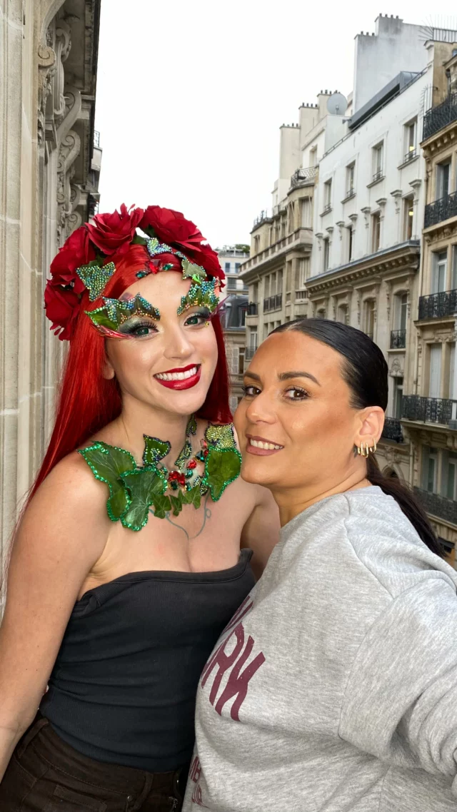 🎃 MAKE-UP HALLOWEEN BY VANESSA 🎃

À l’occasion de la fête d’Halloween, notre professeur de la formation maquillage @va_nessa_1110 a réalisé un maquillage exceptionnel inspiré de Poison Ivy, l’emblématique personnage de l’univers Batman. 

Ce look a été sublimé sur notre Miss Paris 2025 @candice.gauch ✨

🎥 Retour en images sur cette les étapes de cette belle prestation 

#halloween #poisonIvy#batman#makeupArt #makeup #makeupartist #mua #fashion #makeupoftheday #missparis2025#paris#elyseesmarbeuf
