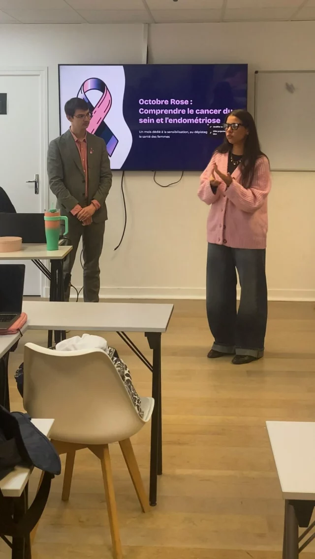 🎀 OCTOBRE ROSE sur notre campus de Chazelles à Paris 💗

À l’occasion d’Octobre Rose, notre équipe pédagogique est passée dans chaque classe pour distribuer des rubans roses et sensibiliser nos étudiants à la prévention du cancer du sein 💓

🎥 Oumayma, notre coordinatrice pédagogique a partagé les bons gestes à adopter dès maintenant pour détecter le cancer du sein. Certaines de nos étudiantes ont également pris la parole afin d’exprimer leur soutien et rappeler l’importance de la solidarité et de la prévention.

Un message clair : faites-vous dépister c’est important !

#octobrerose #solidarité #prevention #cancerdusein #luttecontrecancer #bienetre #engagement #sensibilisation #sante #etudiant #elyseesmarbeuf