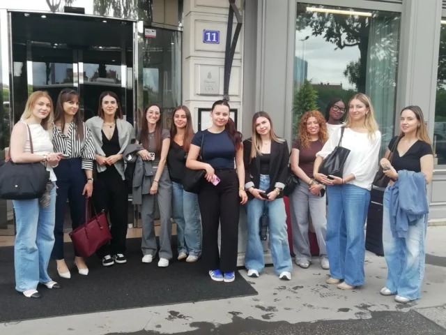 IMMERSION À L’HÔTEL BOSCOLO LYON

Nos Bachelor Luxe ont eu le privilège de découvrir les coulisses de l’Hôtel Boscolo @boscololyon 5 étoiles à Lyon et ses différents espaces : chambres, restaurant, bar et spa.

Merci à Madame Mary Fougerouse pour son accueil et le partage de son expérience au sein de cet établissement d’exception.

Une visite inspirante qui a permis à nos étudiantes de mieux comprendre les codes du luxe et les métiers de l’hôtellerie.

#luxe #hôtellerie #boscololyon #formationluxe #lyon